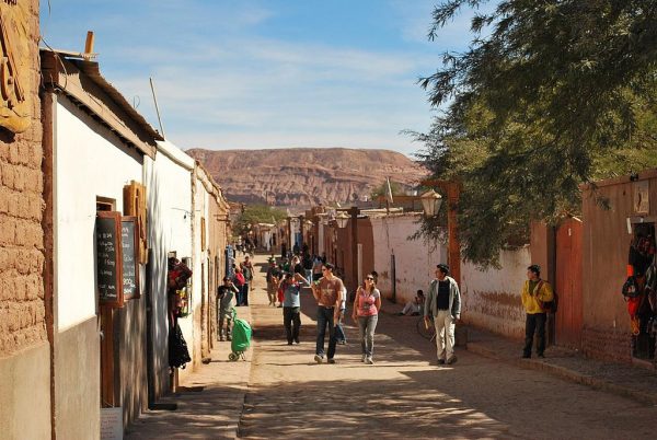 1024px-Calle_San_Pedro_Atacama